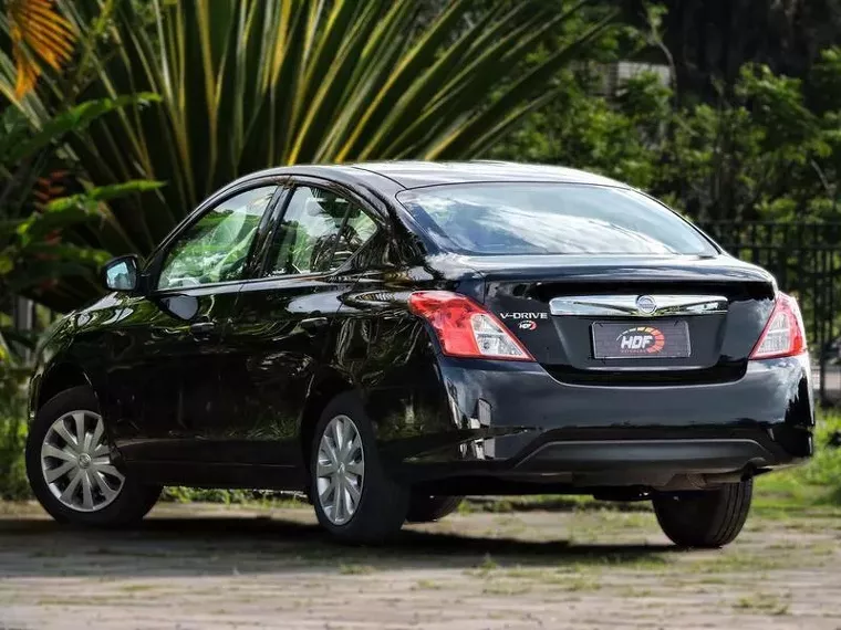 Nissan Versa Preto 10