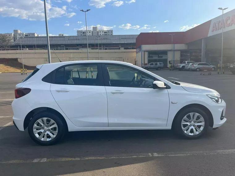 Chevrolet Onix Branco 8