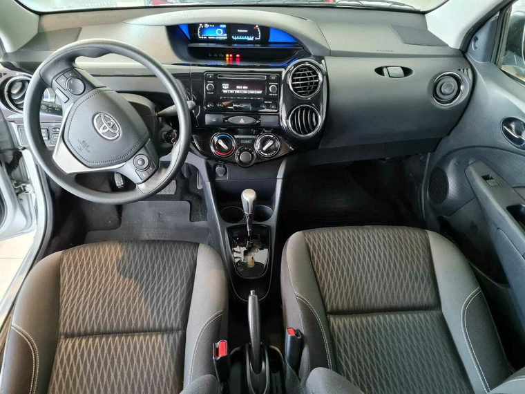 Toyota Etios Prata 8