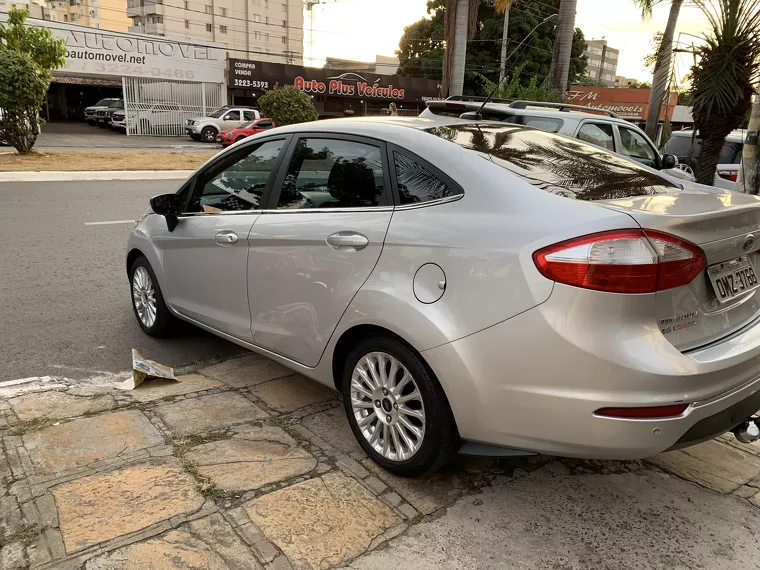 Ford Fiesta Prata 17