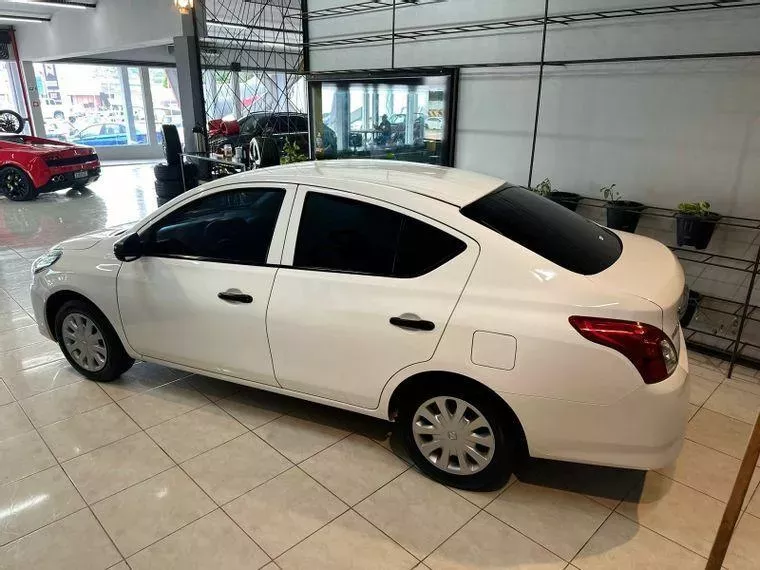 Nissan Versa Branco 7