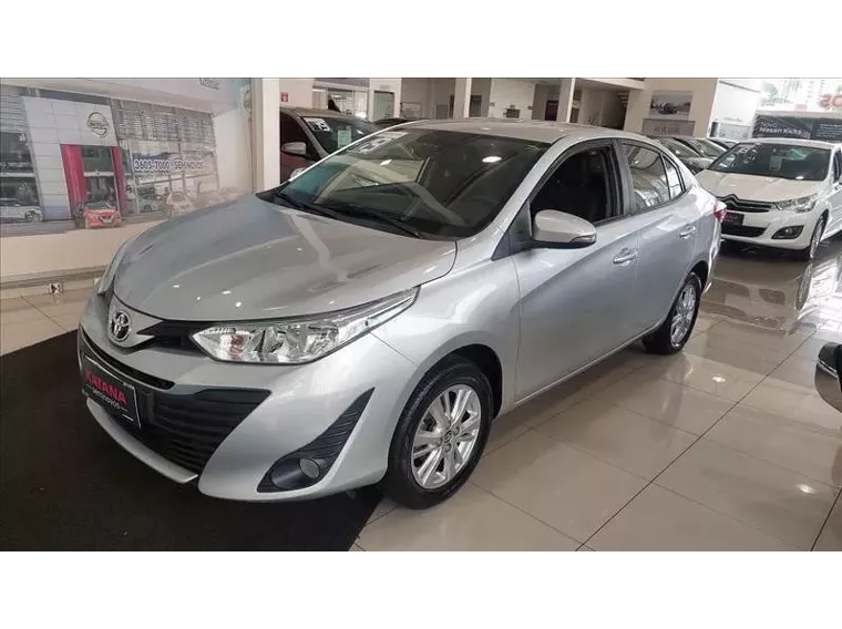 Toyota Yaris Prata 3