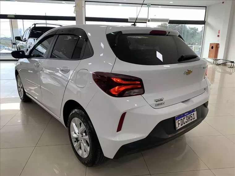 Chevrolet Onix Branco 1