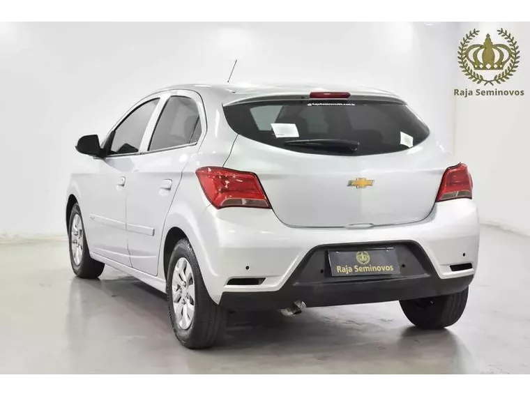 Chevrolet Onix Prata 2