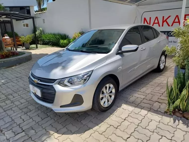 Chevrolet Onix Prata 1