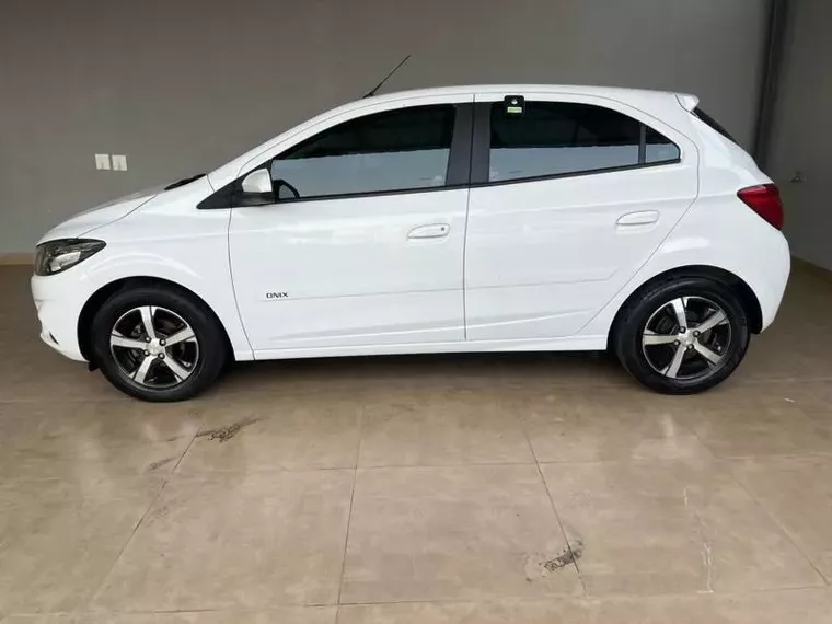 Chevrolet Onix Branco 8