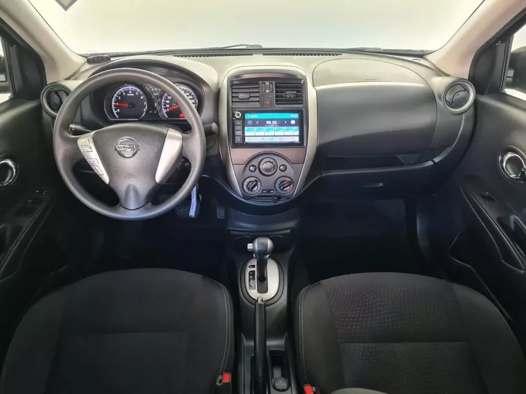 Nissan Versa Cinza 2