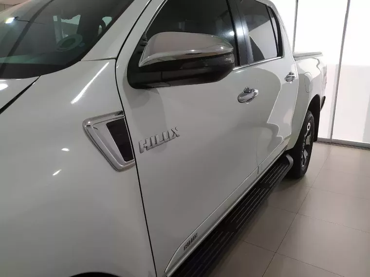 Toyota Hilux Branco 37