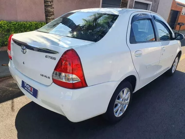 Toyota Etios Branco 2