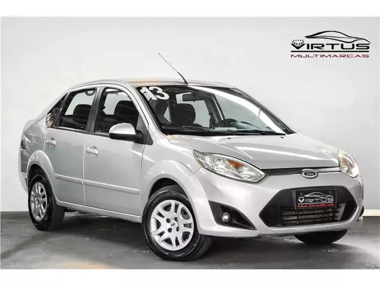 Ford Fiesta Prata 13