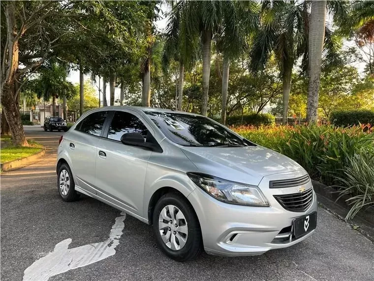 Chevrolet Onix Prata 1