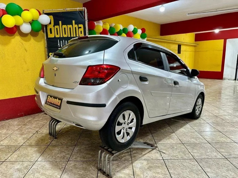 Chevrolet Onix Prata 4