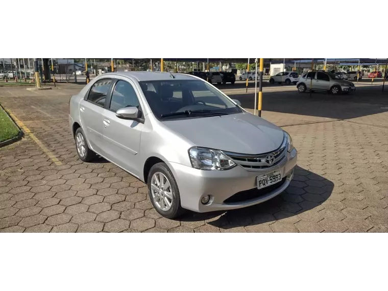 Toyota Etios Prata 14