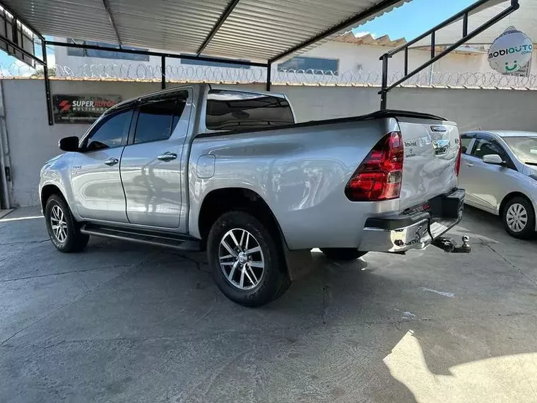 Toyota Hilux Prata 4