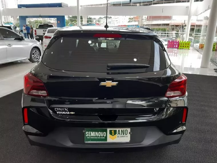 Chevrolet Onix Preto 9