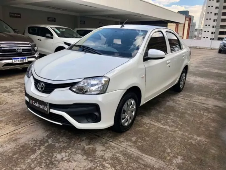 Toyota Etios Branco 3