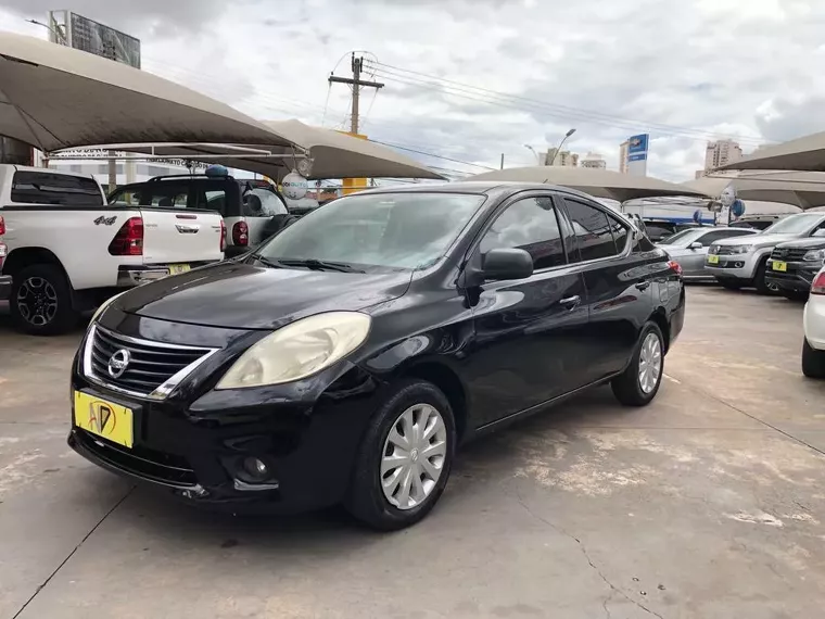 Nissan Versa Preto 14