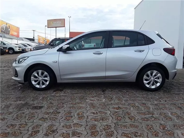 Chevrolet Onix Prata 4