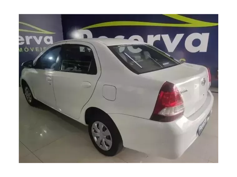 Toyota Etios Branco 2