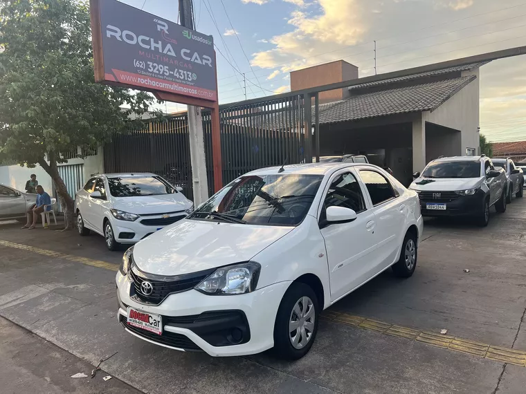 Toyota Etios Branco 2