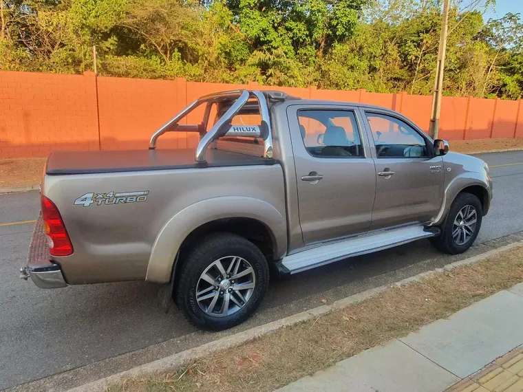 Toyota Hilux Bege 23