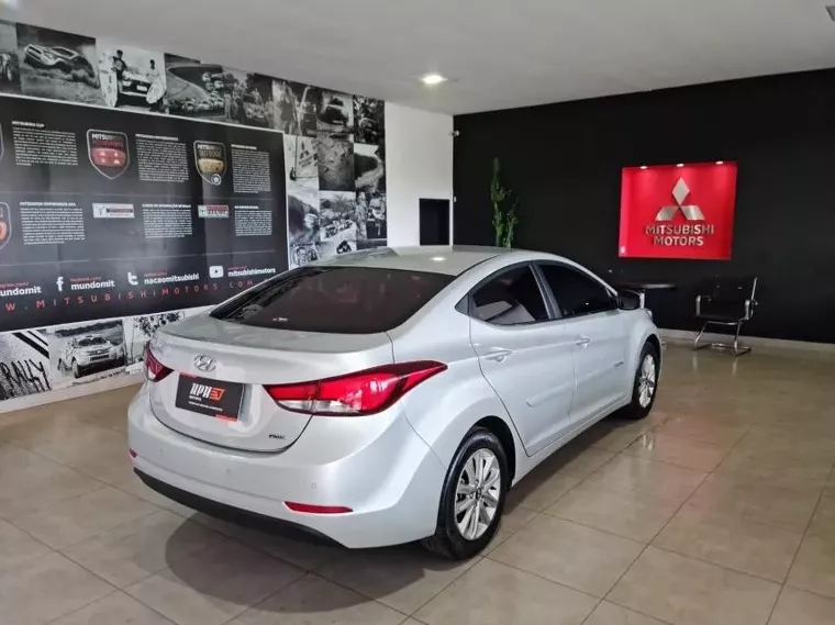 Hyundai Elantra Prata 12