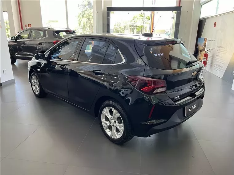 Chevrolet Onix Preto 2