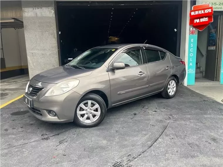 Nissan Versa Cinza 6