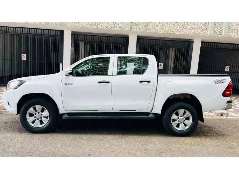 Toyota Hilux Branco 13