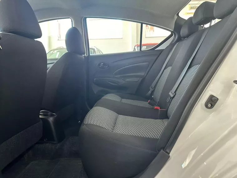 Nissan Versa Branco 7