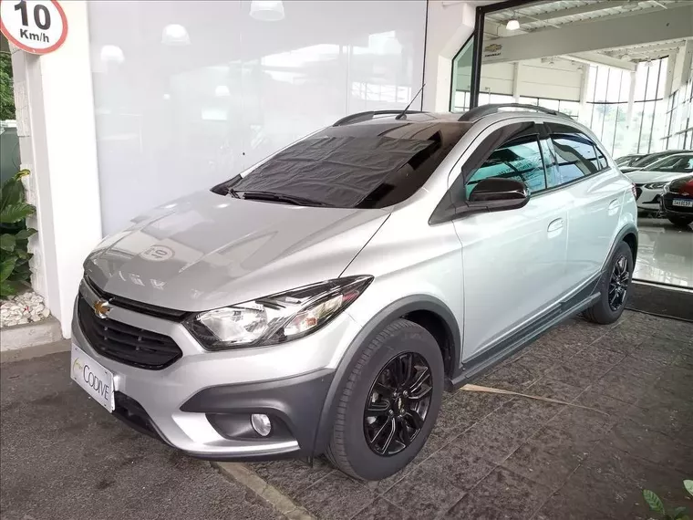 Chevrolet Onix Prata 1