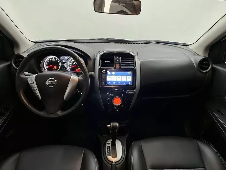 Nissan Versa Branco 18