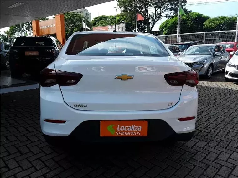 Chevrolet Onix Branco 6