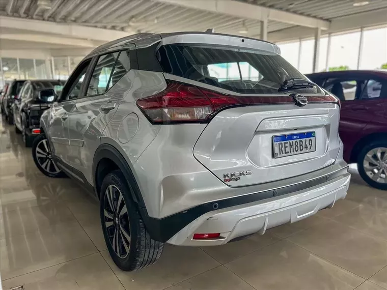 Nissan Kicks Prata 17