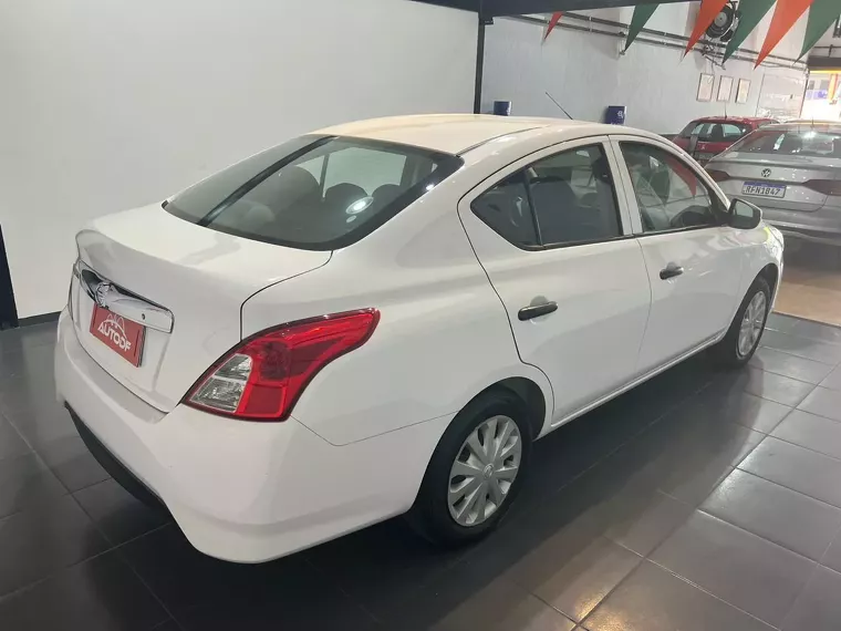 Nissan Versa Branco 8