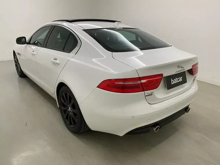 Jaguar XE Branco 10