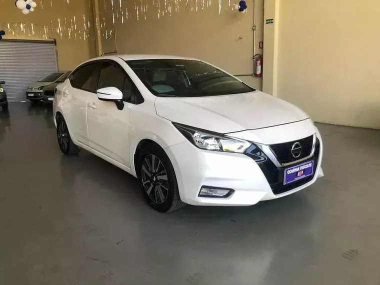 Nissan Versa Branco 9