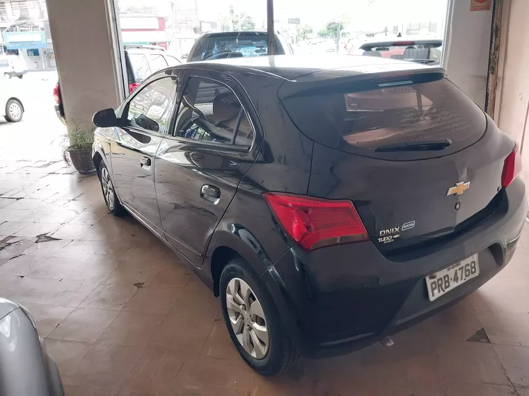 Chevrolet Onix Preto 5