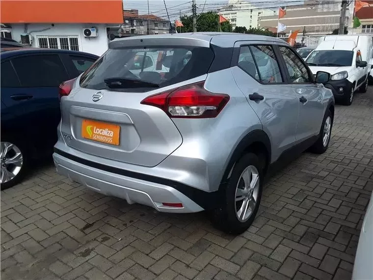 Nissan Kicks Prata 8