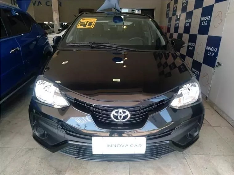 Toyota Etios Preto 2