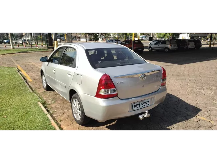 Toyota Etios Prata 10