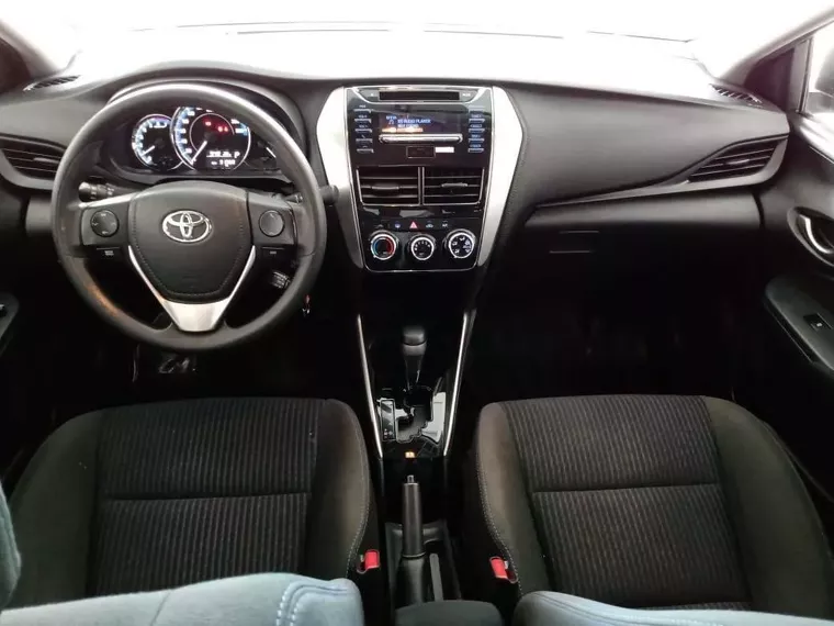 Toyota Yaris Prata 8