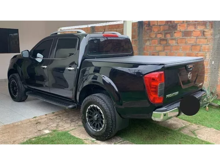 Nissan Frontier Preto 1