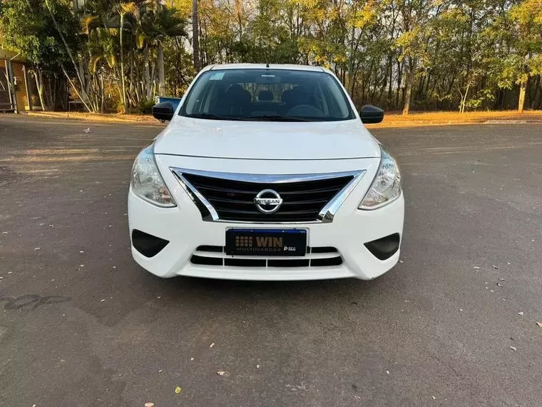 Nissan Versa Branco 3