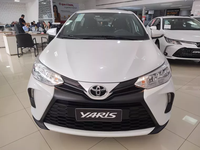 Toyota Yaris Branco 9