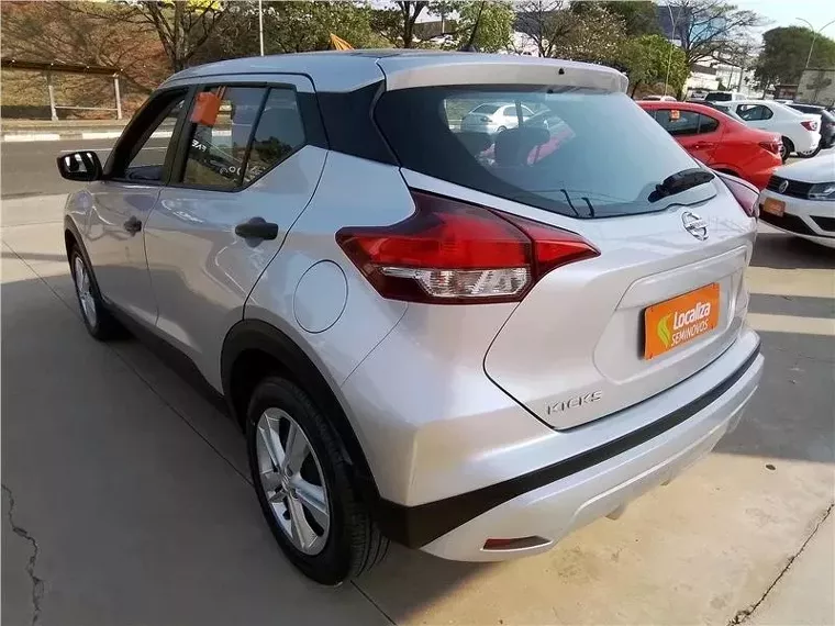 Nissan Kicks Prata 6