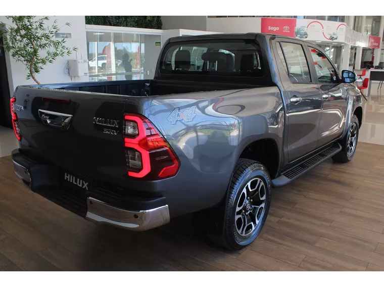 Toyota Hilux Branco 13