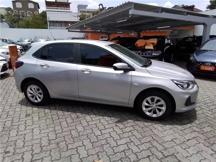 Chevrolet Onix Prata 4