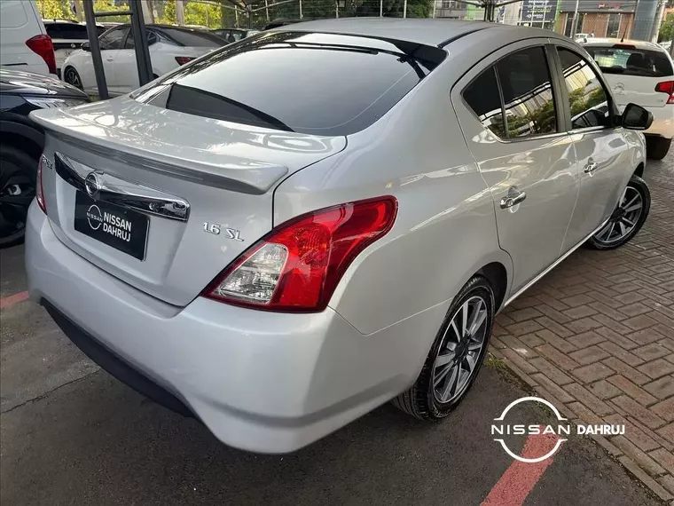 Nissan Versa Prata 7