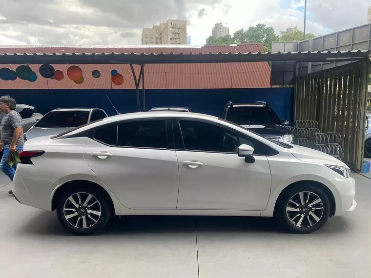 Nissan Versa Branco 7